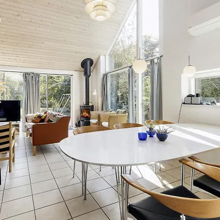 4 Star In Vaeggerlose Semesterbostad Bøtø By