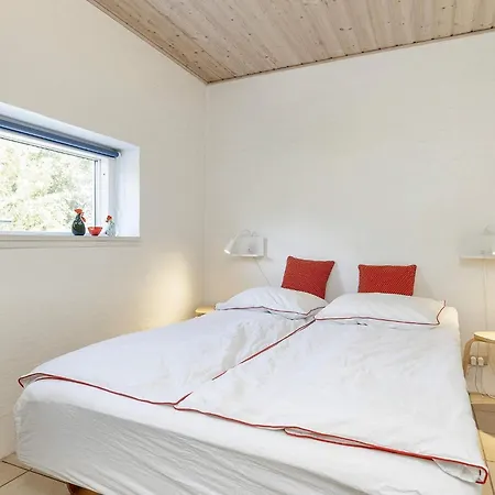 4 Star In Vaeggerlose Semesterbostad Bøtø By