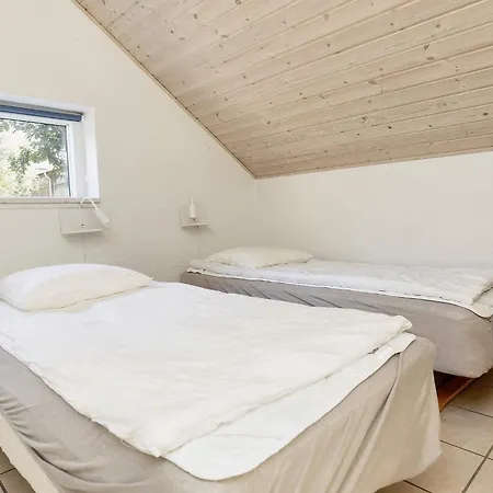 4 Star In Vaeggerlose Semesterbostad *